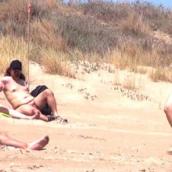 Me follo un voyeur en una playa nudista llena de mirones: ¿os gustaría saber a que playa vamos?