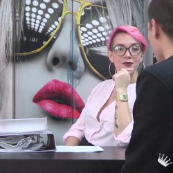 Paola, la jefa cachonda hace una peculiar entrevista al aspirante al puesto de trabajo