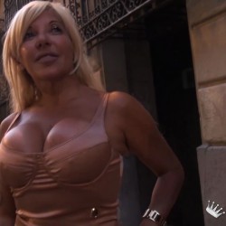 La PORNSTAR Monica Hole y sus TETAZAS, regresan al porno a sus alucinantes 54 años