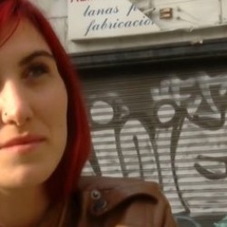 Es tu vecina: Valeria Blue, la dependienta de una zapatería de lujo se ha convertido en una CERDA.