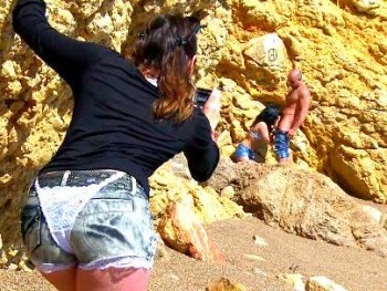 Raquel la española y Charlotte la francesita. Dos perritas en la playa con ganas de pollon iberico