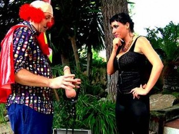 Suhaila Hard se monta una fiesta muy depravada y extrema con el payaso Pitiklin