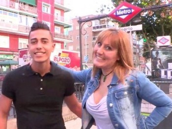 La MILF tetona de 37 años inicia en el porno a su sobrino del pueblo de 19: el yogurin le dura dos asaltos.