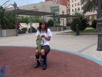 La vuelta al cole con Ainara. Colegiala de 18 años recién cumplidos que se ha escapado de casa.